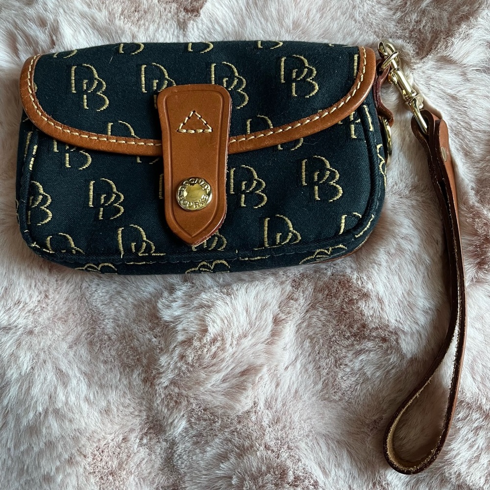 Dooney & Bourke wristlet like new!
